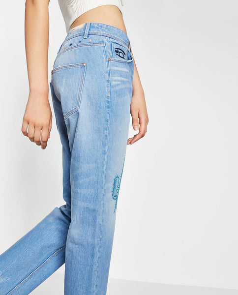 EMBROIDERED BOYFRIEND JEANS